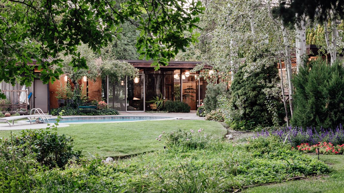 Cottonwood Lane Hand of Mod